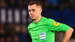 Clément Turpin pendant un match de Ligue 1 en février 2024