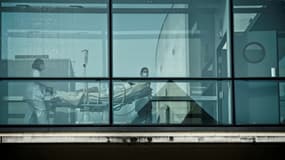 Un malade transféré à l'hôpital de Tours, dans le centre-ouest de la France, le 2 avril 2021
