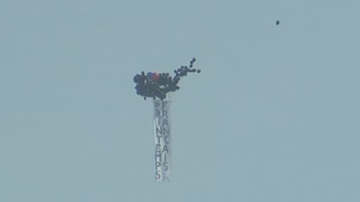 Le Printemps français, nébuleuse radicalement opposée au mariage homosexuel, a accroché une banderole à une flopée de ballons noirs.