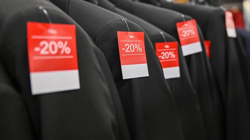 Des vêtements en promotion lors des soldes d'hiver dans un magasin de Talange (Moselle), le 3 janvier 2022.