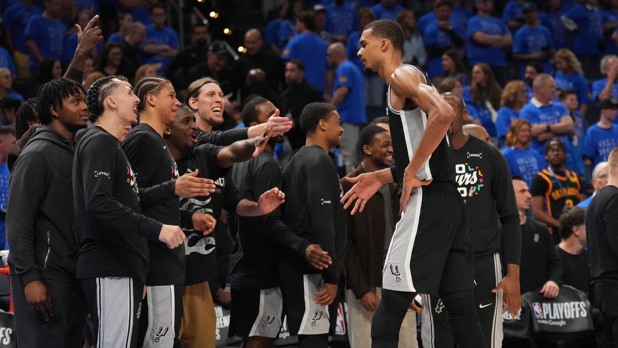 https://images.bfmtv.com/xqdbx_KMlLkY75VTWbWE0P0ZyhE=/0x20:2048x1172/images/Victor-Wembanyama-celebre-par-ses-partenaires-lors-de-la-victoire-de-San-Antonio-sur-le-terrain-d-Oklahoma-City-122-115-a-p-le-18-mai-2026-2288147.jpg