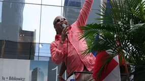 Le chanteur dominicain Rubby Perez en 2010 lors de la parade dominicaine de New York.