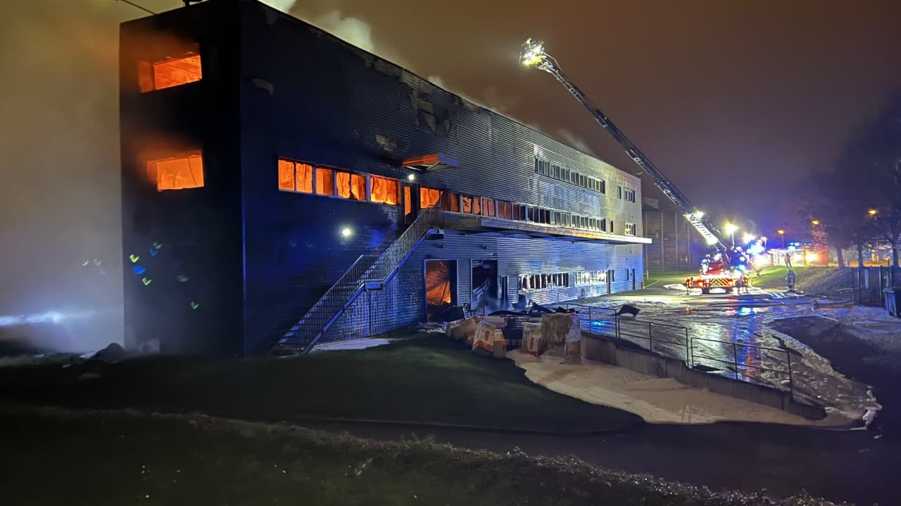 Le feu s'est propagé dans la partie administrative. Le feu s'est propagé dans la partie administrative.