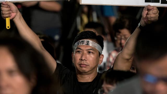 Un manifestant tient une pancarte lors d'une manifestation pro-démocratie à Hong Kong, le 31 août 2014.