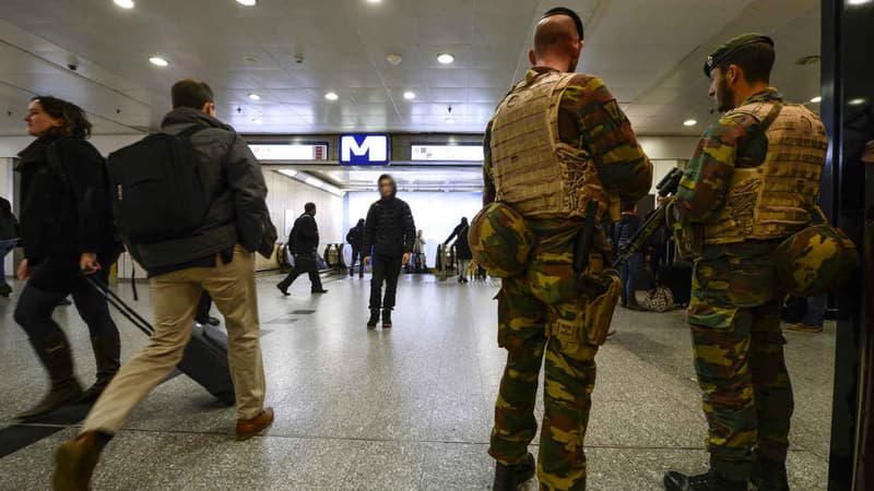 Une patrouille de la police militaire à la gare de Bruxelles-Midi.