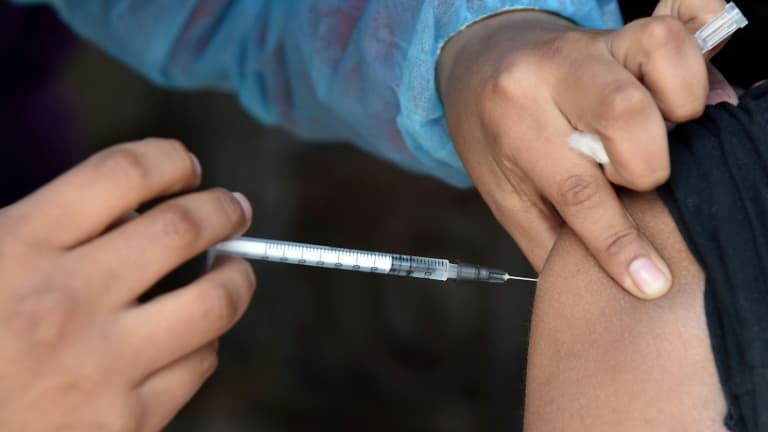 Un médecin injecte un vaccin à un patient (photo d'illustration).