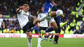 Jude Bellingham (en bleu) au duel avec Martyn Waghorn (Derby County). 