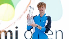 Jannick Sinner pose avec le trophée après son titre au Masters 1000 de Miami suite à sa victoire face au Bulgare Grigor Dimitrov (6-3, 6-1), le 31 mars 2024