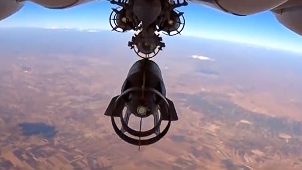 Capture tirée d'une vidéo diffusée par la Défense russe, montrant un Su-24M de l'aviation russe lâcher une bombe au-dessus de la Syrie. 