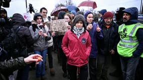 La militante écologiste suédoise Greta Thunberg (c) participe à une manifestation contre la construction de l'autoroute A69, le 10 février 2024 à Saïx, dans le Tarn 