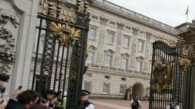 La voiture du Premier ministre britannique David Cameron est arrivée à Buckingham Palace pour remettre sa démission à la reine Elizabeth II