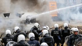 Les forces de l'ordre ont lancé des canons à eau et des gaz lacrymogènes contre les agriculteurs à Bruxelles.
