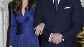Kate Middleton et le prince William mardi, lors de l'annonce de leurs fiançailles. La chaîne britannique de supermarchés Tesco va proposer une version bon marché de la robe que portait la jeune femme à cette occasion. /Photo prise le 16 novembre 2010/REUT