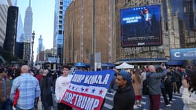 Les partisans de l'ancien président américain et candidat républicain à la présidence Donald Trump arrivent pour un rassemblement de campagne au Madison Square Garden à New York, le 27 octobre 2024
