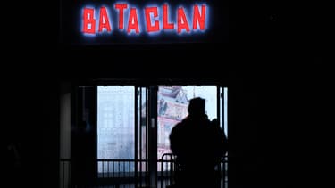 Un policier devant le Bataclan.