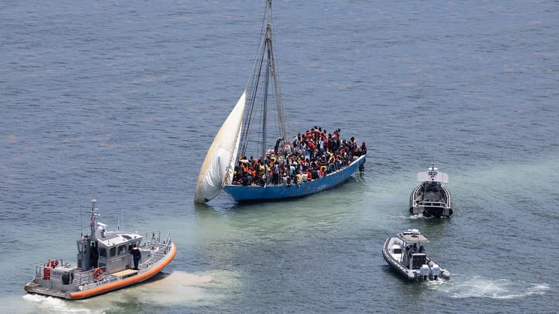 Un bateau transportant des migrants contrôlé par les gardes-côtes américains le 21 juillet 2022 (Photo d'illustration).