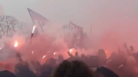 Les supporters parisiens massés au Camp des Loges avant Barça-PSG