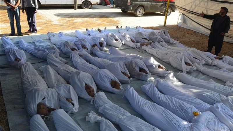 Des personnes présentées comme victimes d'une attaque au gaz en Syrie.