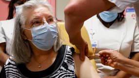 Une femme de 78 ans a été dimanche la première personne vaccinée en France contre le Covid-19