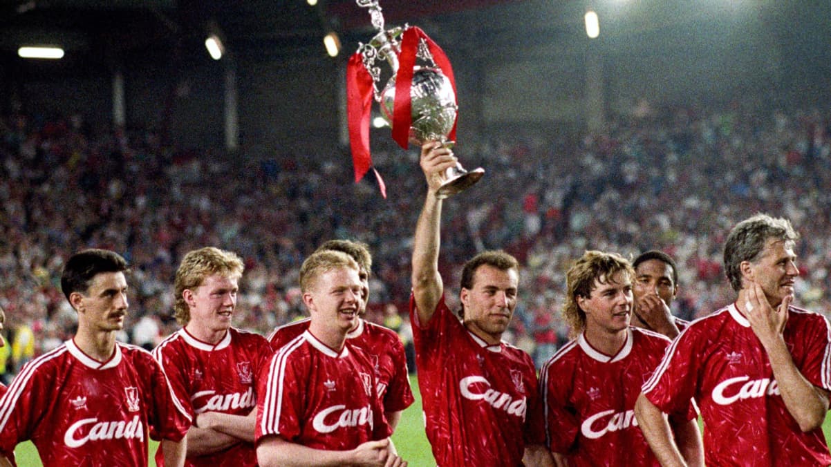 Ronny Rosenthal brandit le trophée de champion d'Angleterre gagné par Liverpool en mai 1990 Ronny Rosenthal brandit le trophée de champion d'Angleterre gagné par Liverpool en mai 1990