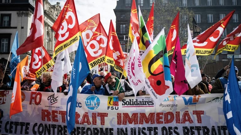 Mobilisation contre la réforme des retraites de manifestants brandissant des drapeaux de syndicats, le 28 mars 2023 à Clermont-Ferrand. 