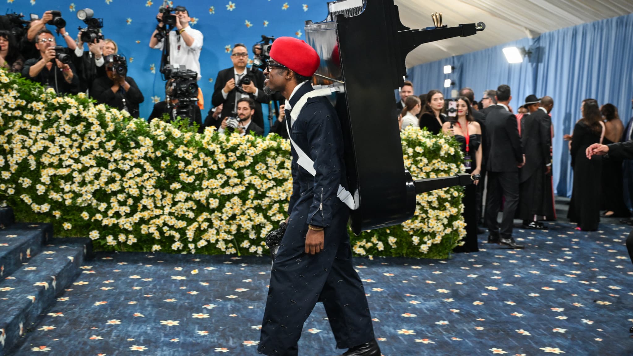 Andre 3000 rapador with his piano on May 5, 2025 on the red metal carpet gala Andre 3000 rapador with his piano on May 5, 2025 on the red metal carpet gala
