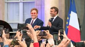 Elton John aux côtés d'Emmanuel Macron, le 21 juin 2019 à l'Élysée.
