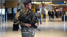 Un militaire patrouille à l'aéroport de Toulouse, en mai 2013.