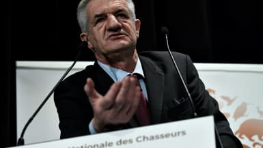 Le candidat à la présidentielle Jean Lassalle s'exprime le 22 mars 2022 à Paris devant le congrès national de la Fédération nationale des chasseurs