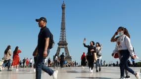 Des promeneurs sur le parvis du Trocadéro, devant la Tour Eiffel, le 22 juin 2020 à Paris