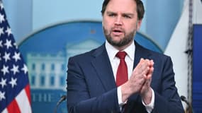 Le vice-président américain JD Vance s'exprime lors d'un point de presse dans la salle de presse Brady de la Maison Blanche à Washington, le 8 janvier 2026.