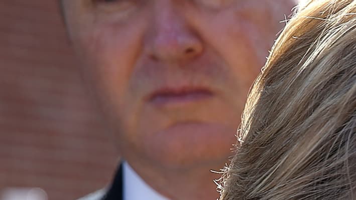 Hillary Clinton parle avec Huma Abedin avant de prendre la parole en public à New york, le 17 avril 2016.