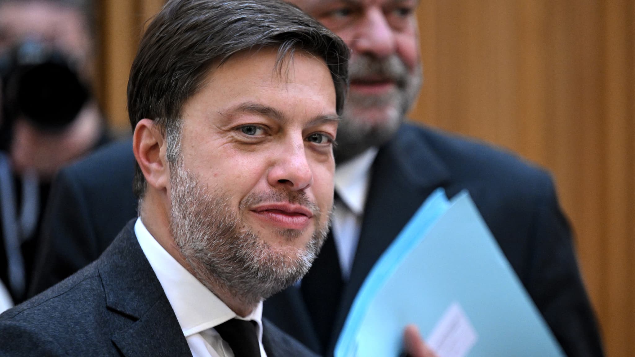 "MENACÉ DE MORT", LE MAIRE DE MARSEILLE BENOÎT PAYAN PORTE PLAINTE APRÈS UNE VIDÉO LE MONTRANT EN TRAIN DE MANGER UN COUSCOUS