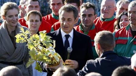 En déplacement en Mayenne pour défendre le "Grenelle de l'environnement", Nicolas Sarkozy est finalement sorti de son silence sur la naissance de son quatrième enfant - sa première fille - après avoir reçu une pousse de chêne pour marquer cette naissance.