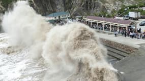 Des vagues géantes s'abattent le 10 juillet 2015 à Wenling sur la côte orientale de la Chine