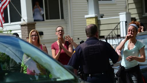 Des amis et voisins d'Amanda Berry l'accueillent après dix d'absence à Cleveland le 8 mai 2013.