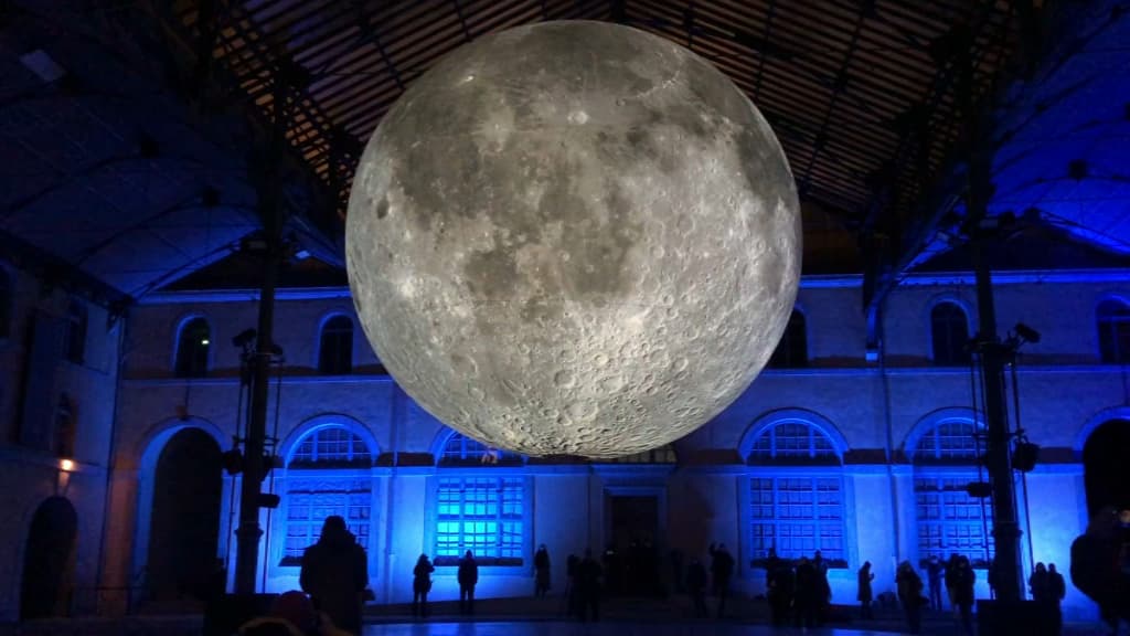 Le Museum of the Moon, une installation de l'édition 2021 de la Fête des Lumières visible aux Subsistances à Lyon.