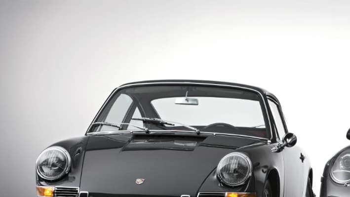 La Porsche 911 (991) Carrera 4 coupé à côté de son ancêtre, la 911 2.0 coupé de 1964.