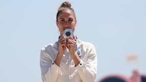 Elodie Clouvel, médaillée d'argent, sur le podium du pentathlon moderne féminin lors des Jeux olympiques de Paris 2024 au château de Versailles, le 11 août 2024