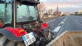 Alors que les agriculteurs bloquent les alentours de Lyon, une automobiliste les a pris à partie.