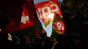 Des drapeaux de la CGT, à Marseille, le 5 décembre 2024. (Image d'illustration)