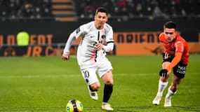 Lionel Messi et Enzo Le Fée lors de Lorient-PSG