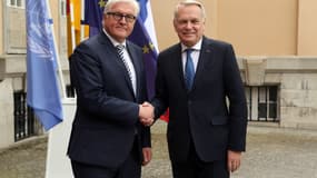 Le ministre des Affaires étrangères Jean-Marc Ayrault (à droite), ici le 4 mai 2016, estime que la Turquie doit respecter les critères exigés par l'UE, afin de supprimer les visas pour les ressortissants turcs. 