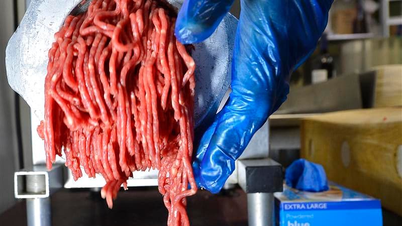 La société Castel Viandes, installée à Chateaubriand, fait l'objet d'une enquête pour "tromperie" sur la viande de boeuf, selon Le Parisien. Ce groupe familial, créé en 1963, est soupçonné d'avoir développé des pratiques appelées "remballe" -le réétiqueta