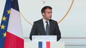 Emmanuel Macron lors d'une conférence de presse à l'Élysée le 26 janvier 2022