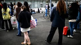 Des étudiants font la queue pour une distribution d'aide alimentaire organisée par l'association Linky dans une résidence universitaire de Talence, près de Bordeaux, le 3 avril 2024 