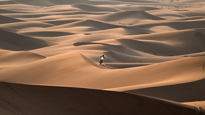 Un pilote moto sur le Dakar 2024, illustration