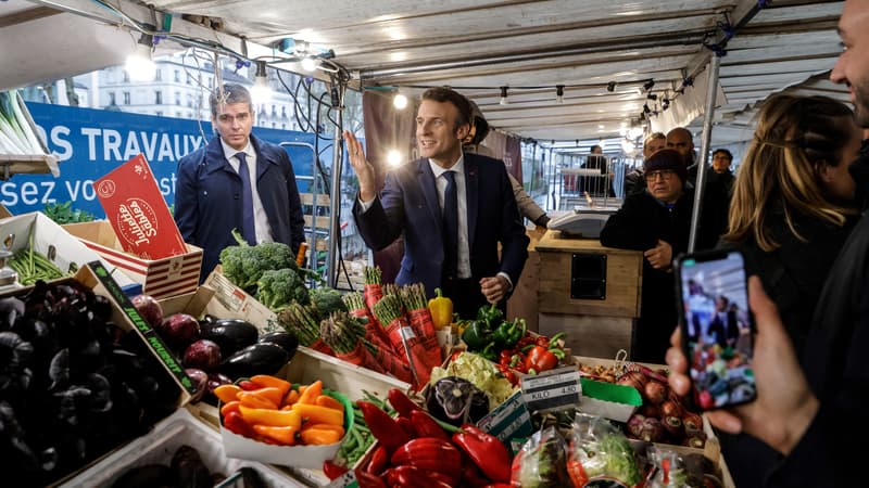 Emmanuel Macron en visite sur un marché de Neuilly-sur-Seine (Hauts-de-Seine), le 8 avril 2022.