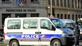 Un fourgon de police devant la préfecture de police de Paris. 