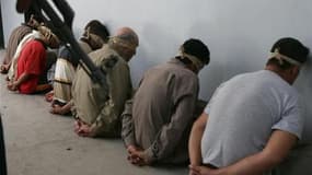 Arrestations dans un commissariat de Kirkouk, au nord de Bagdad. Les autorités américaines étaient au courant de mauvais traitements infligés à des prisonniers par l'armée et la police irakiennes ces dernières années mais ont laissé faire, selon des infor